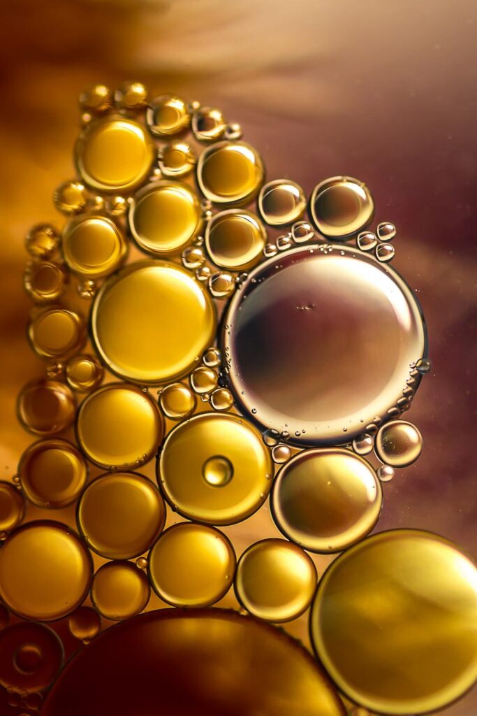 Un gros plan commentant devenir photographe avec des bulles d'huile dans un liquide.