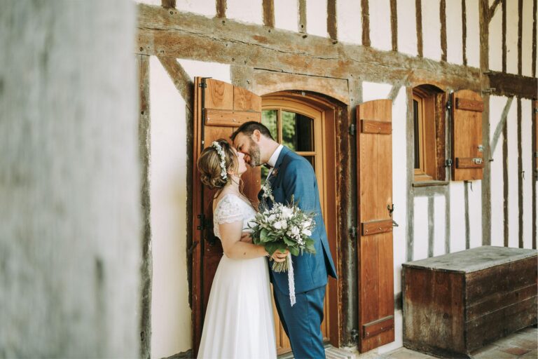 Manon et Anthony, heureux mariés, immortalisés dans une ambiance douce et complice.