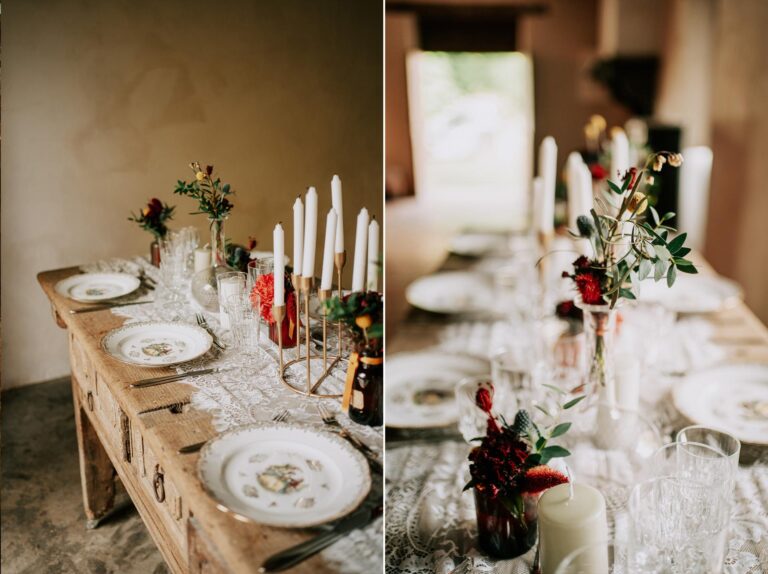 Une table dressée avec des bougies et des assiettes sur une table en bois, capturée par un photographe mariage Landes.