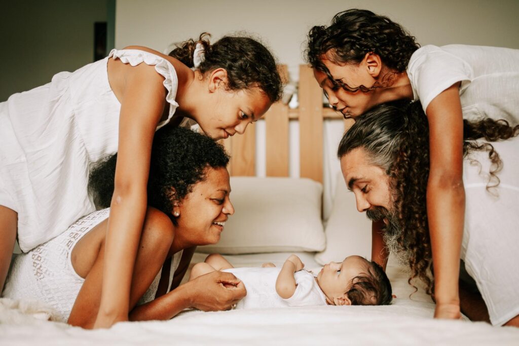 une famille regarde un nouveau-né à leur domicile.