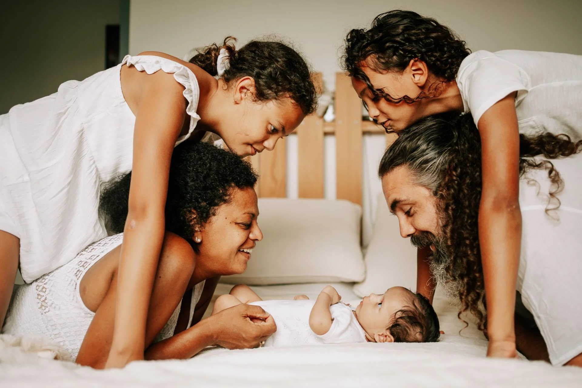 Bébé allongé sur un plaid, ambiance chaleureuse et familiale.