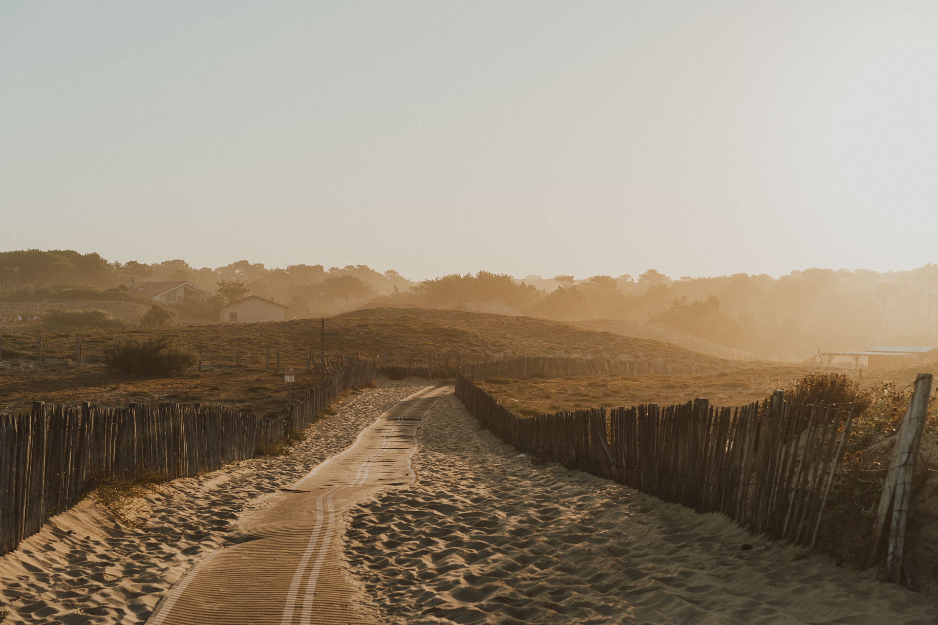 Lever de soleil sur les dunes de capbreton, paysage landais