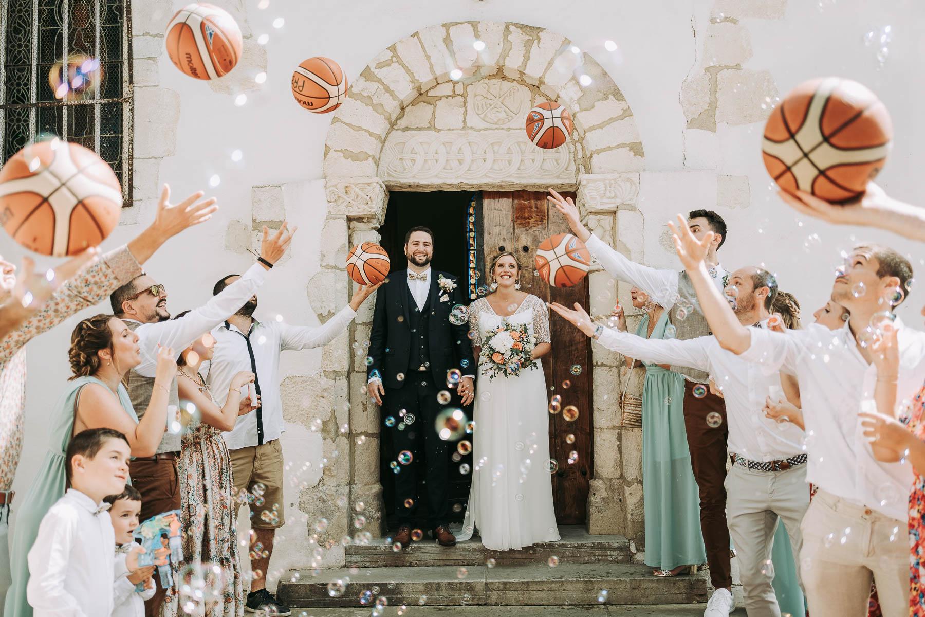 Reportage de mariage boheme champetre à st pandelon dans les Landes à coté de Dax Sortie d'eglise