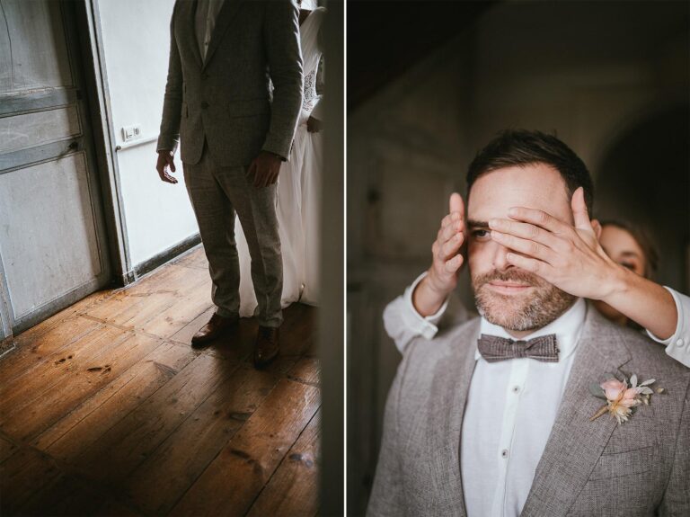 Un homme en costume de mariage met ses mains sur son visage.