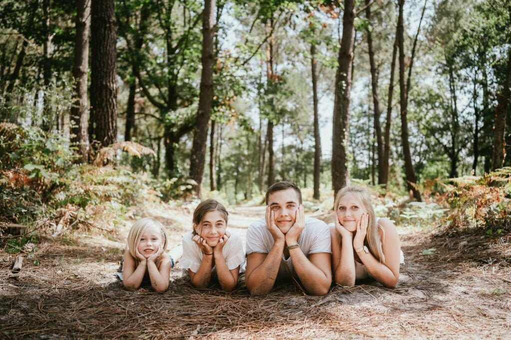 photographie lifestyle en famille dans la foret de capbreton et d'Hossegor dans les Landes