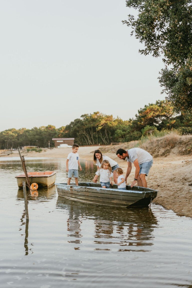 Famille sur une barque à Soustons dans les Landes.