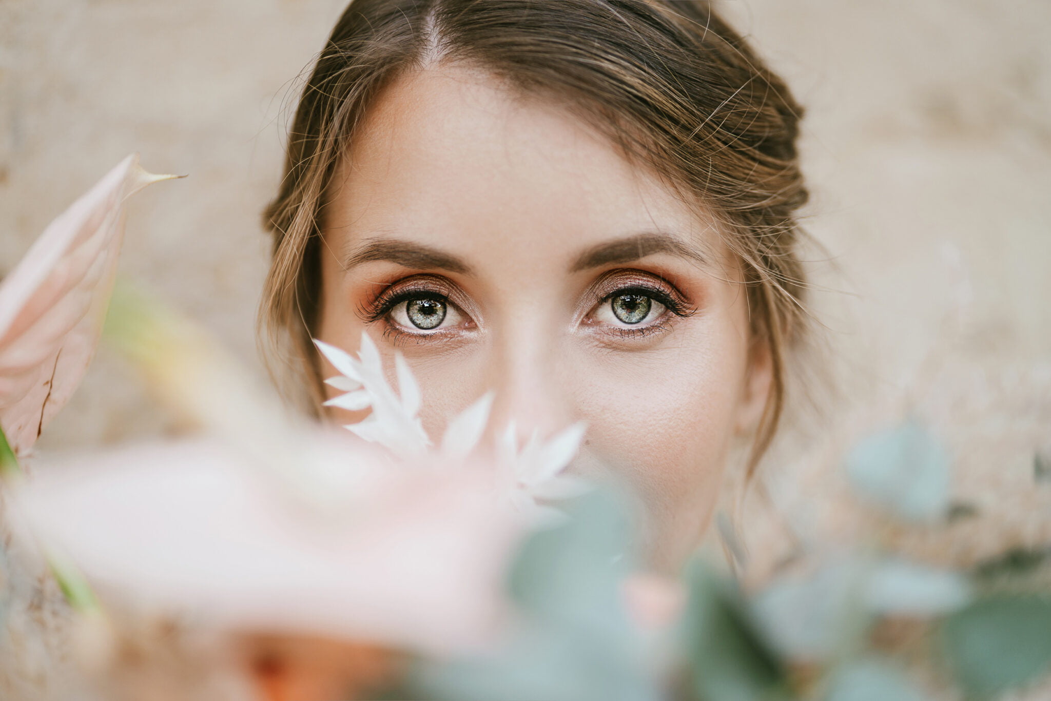 Une belle mariée avec des fleurs dans les yeux lors de son mariage.