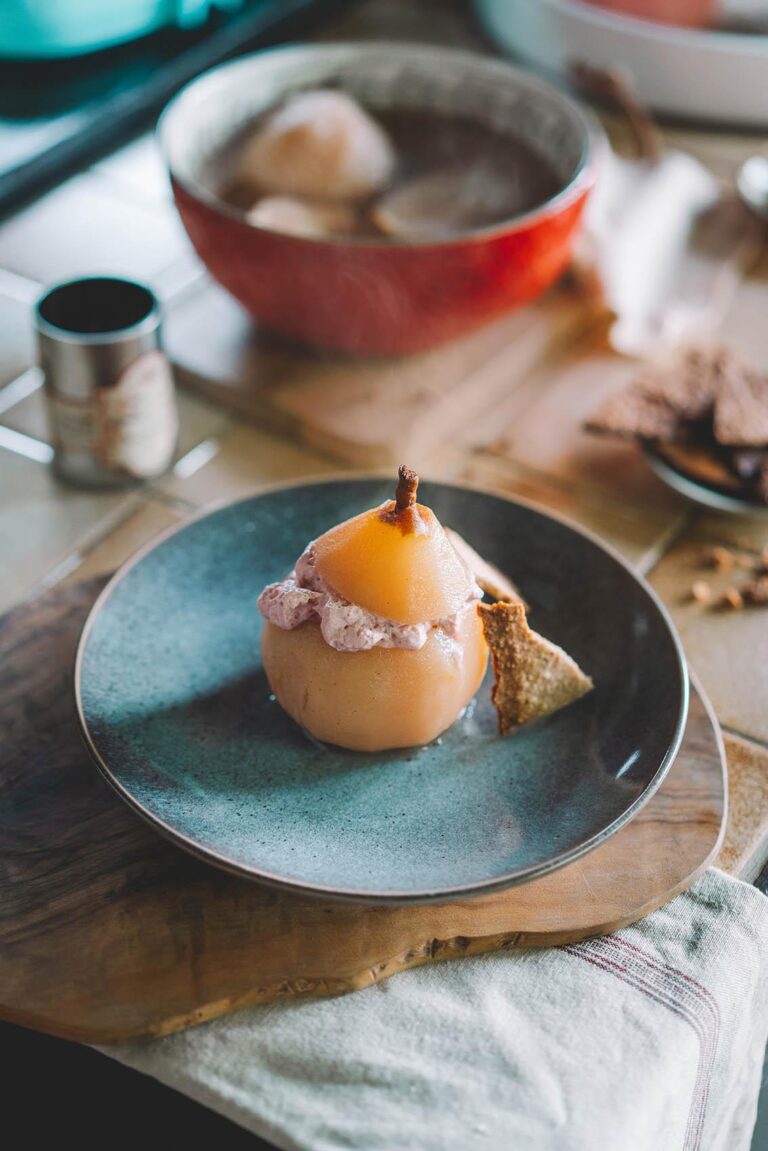 poire pochée dans une assiette bleu