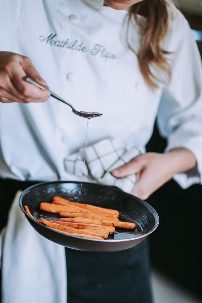 photographe culinaire carotte dans une poelle