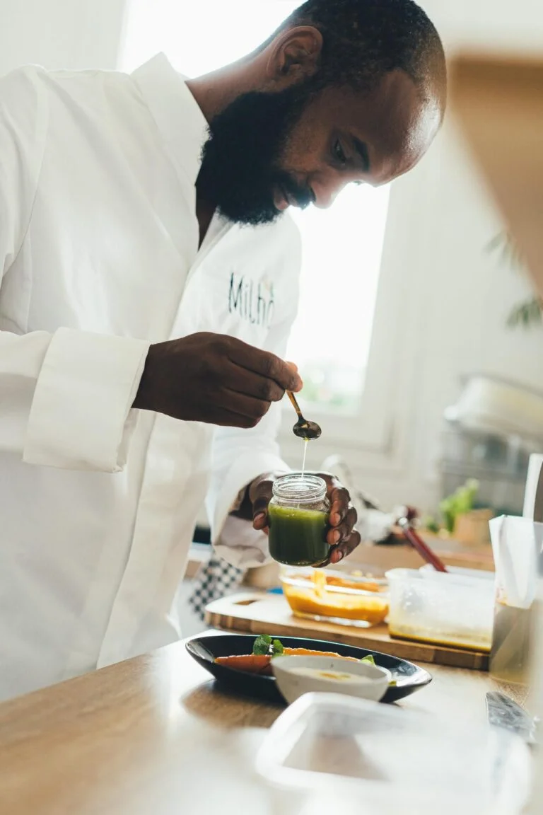 Un homme prépare à manger dans une cuisine.