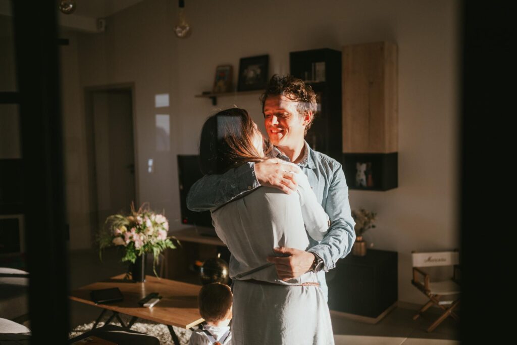 Une photographie de Dax d'un homme et d'une femme s'embrassant dans un salon.