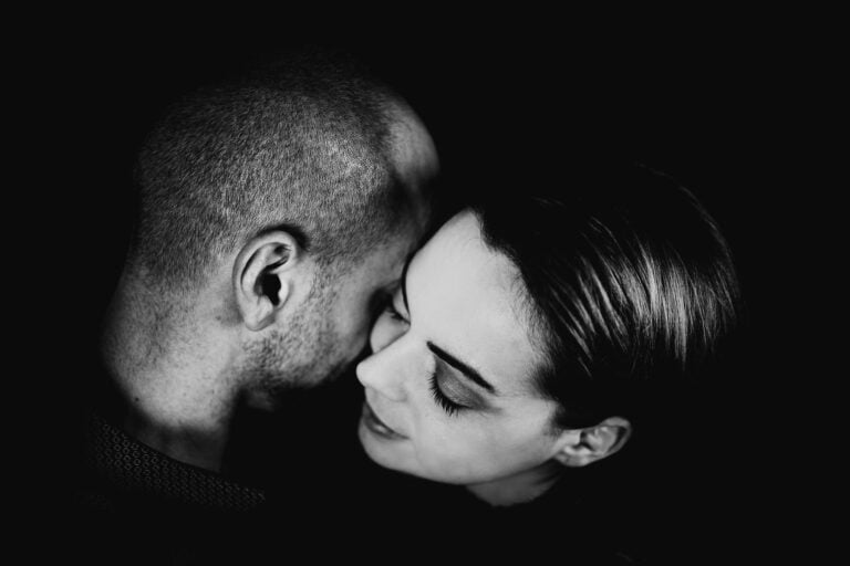 photo de couple noir et blanc black and white bnw