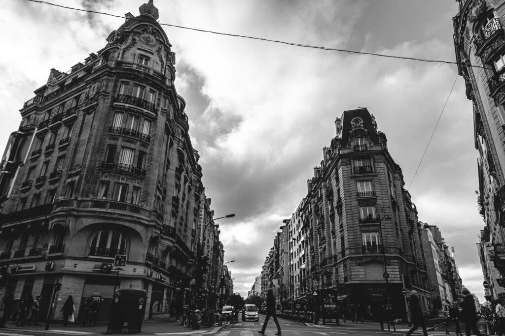 Une photo en noir et blanc d’une rue de la ville pendant les vacances.