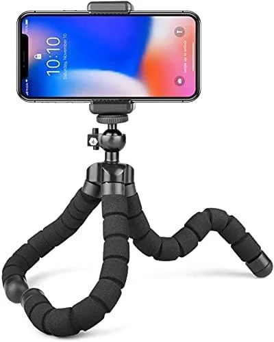 Un téléphone avec un trépied attaché à lui pour faire des photos de vacances.