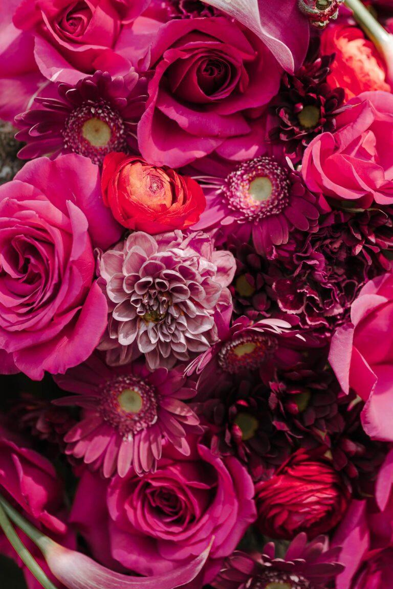 Un gros plan d'un bouquet de fleurs magenta, une inspiration pour le mariage.