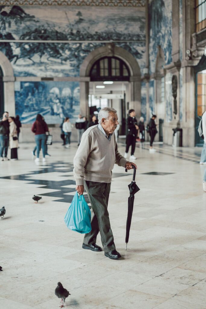 Un homme traversant un immeuble avec des pigeons pendant ses vacances à Porto.