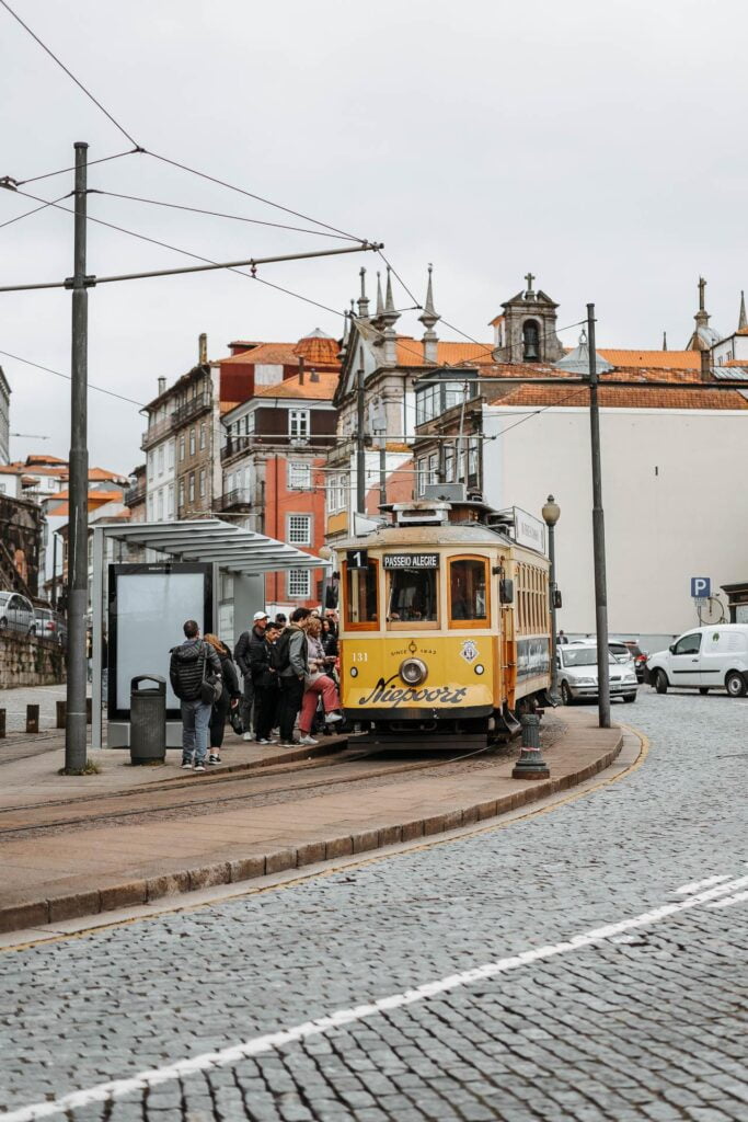 Un tramway jaune dans une rue pavée de Porto, au Portugal.