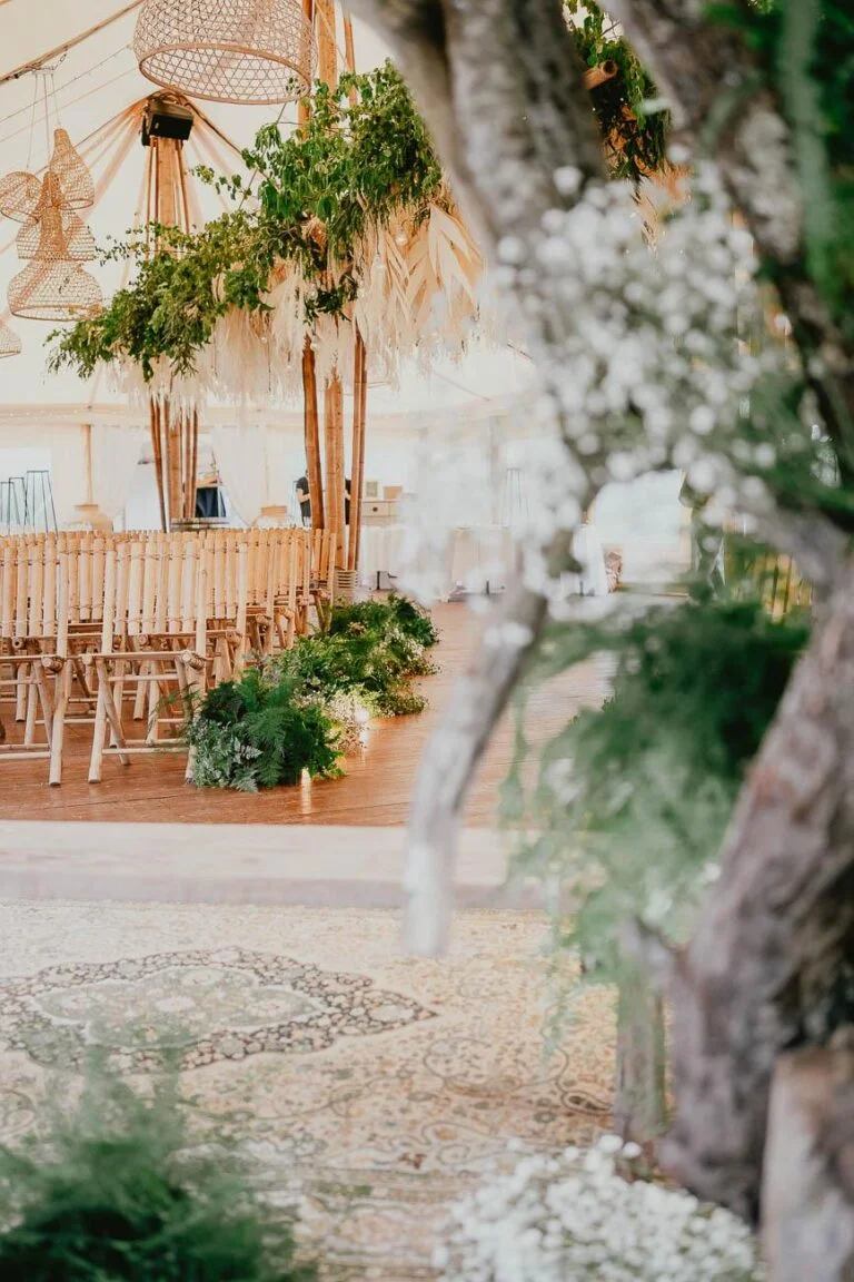 Une cérémonie de mariage sous un arbre sous une tente sur le domaine Petiosse.