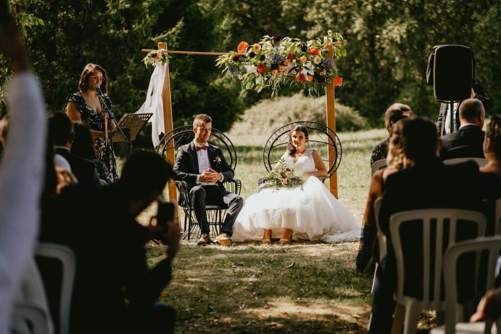 Des mariés assis sur des chaises lors d'une cérémonie laïque dans les Landes.