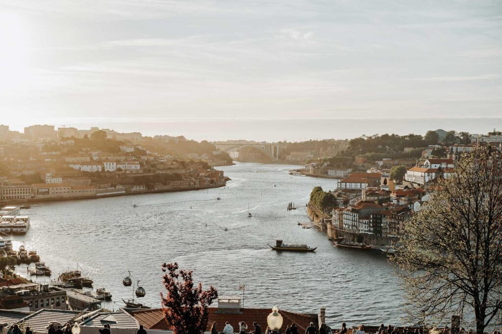 Une vue sur une rivière dans la ville pendant les vacances à Porto.