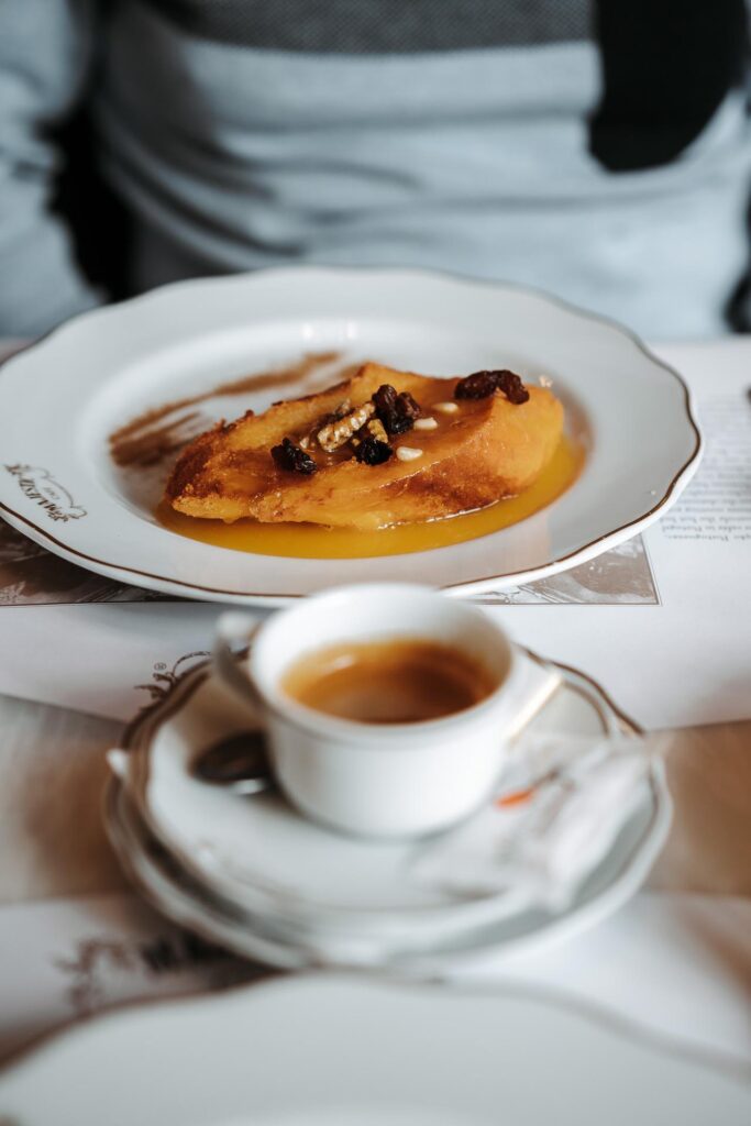 Une assiette de nourriture sur une table à côté d'une tasse de café pendant les vacances à Porto.