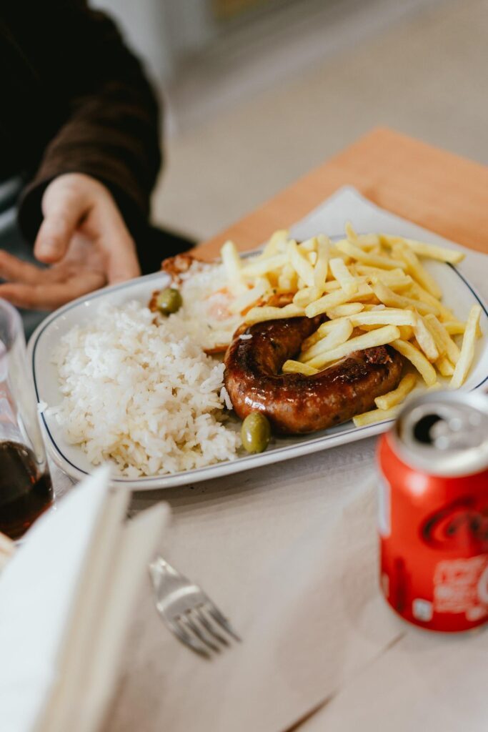 Une assiette de nourriture sur une table pendant les vacances à Porto.