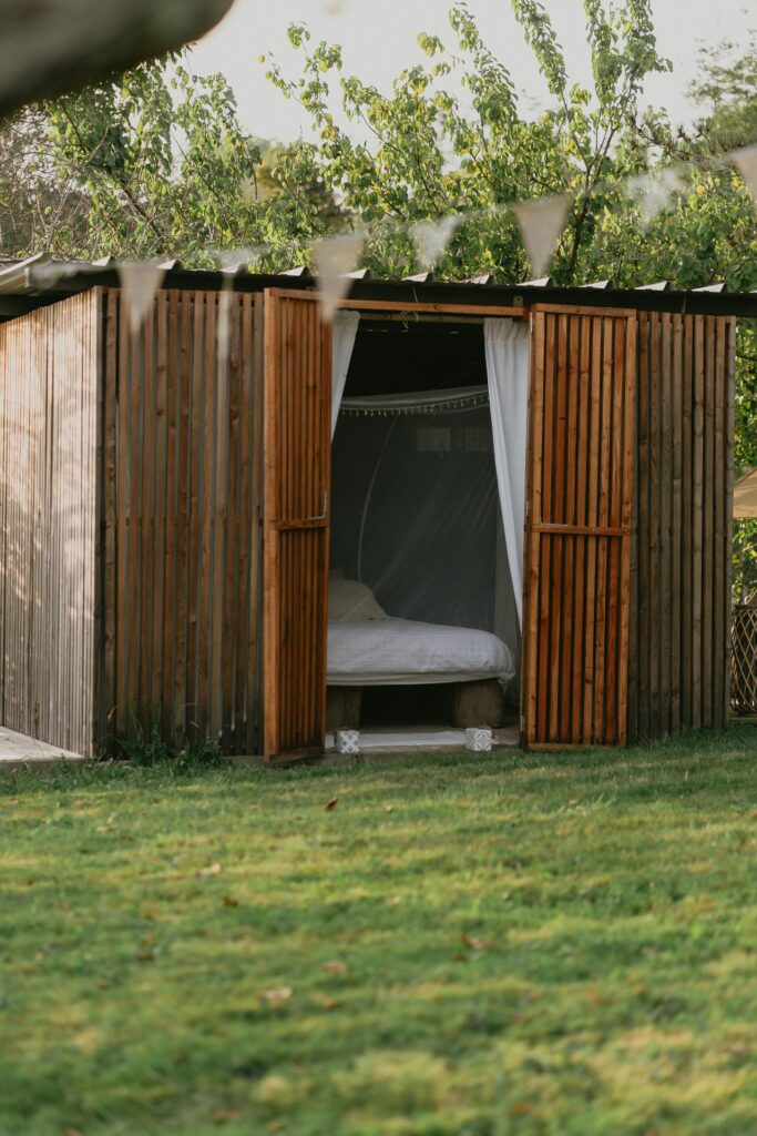 Un cabanon en bois avec un lit à l'intérieur, parfait pour un mariage pittoresque dans les Pyrénées-Atlantiques.