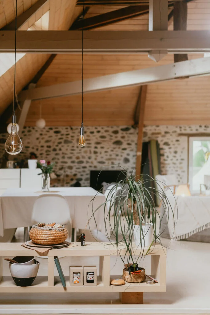Un salon avec table et chaises, parfait pour organiser un mariage dans les Pyrénées-Atlantiques.