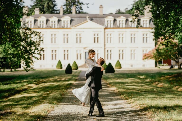 un couple de mariée devant de château d'Amou dans les Landes.