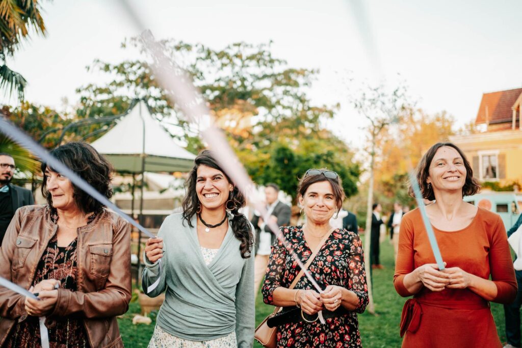 Un groupe de femmes jouant avec un cerf-volant dans un parc, capturant le moment pour commenter trouver son photographe mariage.