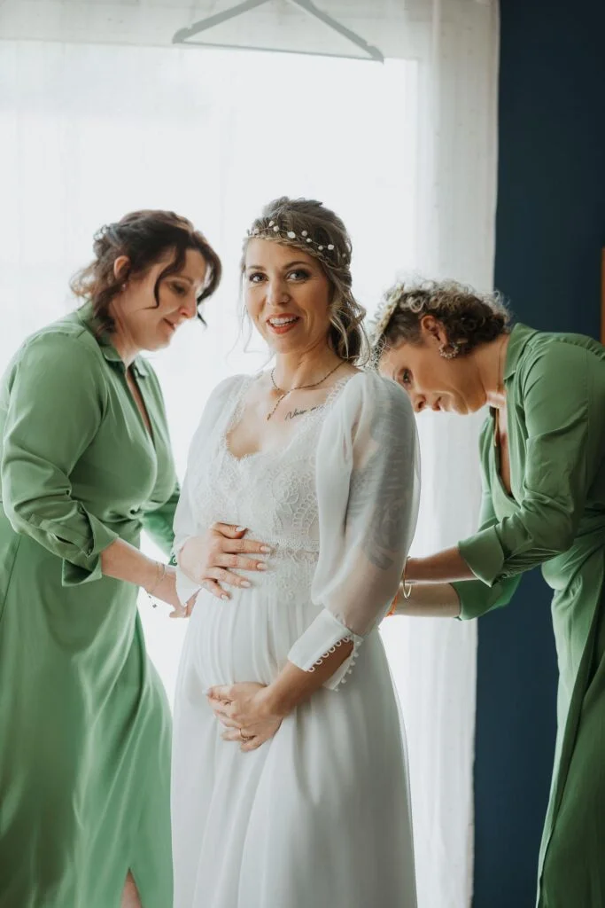 Vanessa et Anthony — La mariée aidée par deux proches