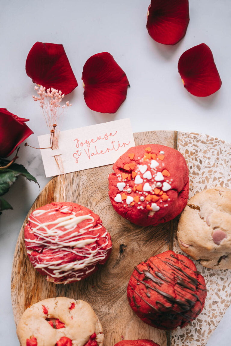 Biscuits de la Saint-Valentin sur une planche à découper en bois.