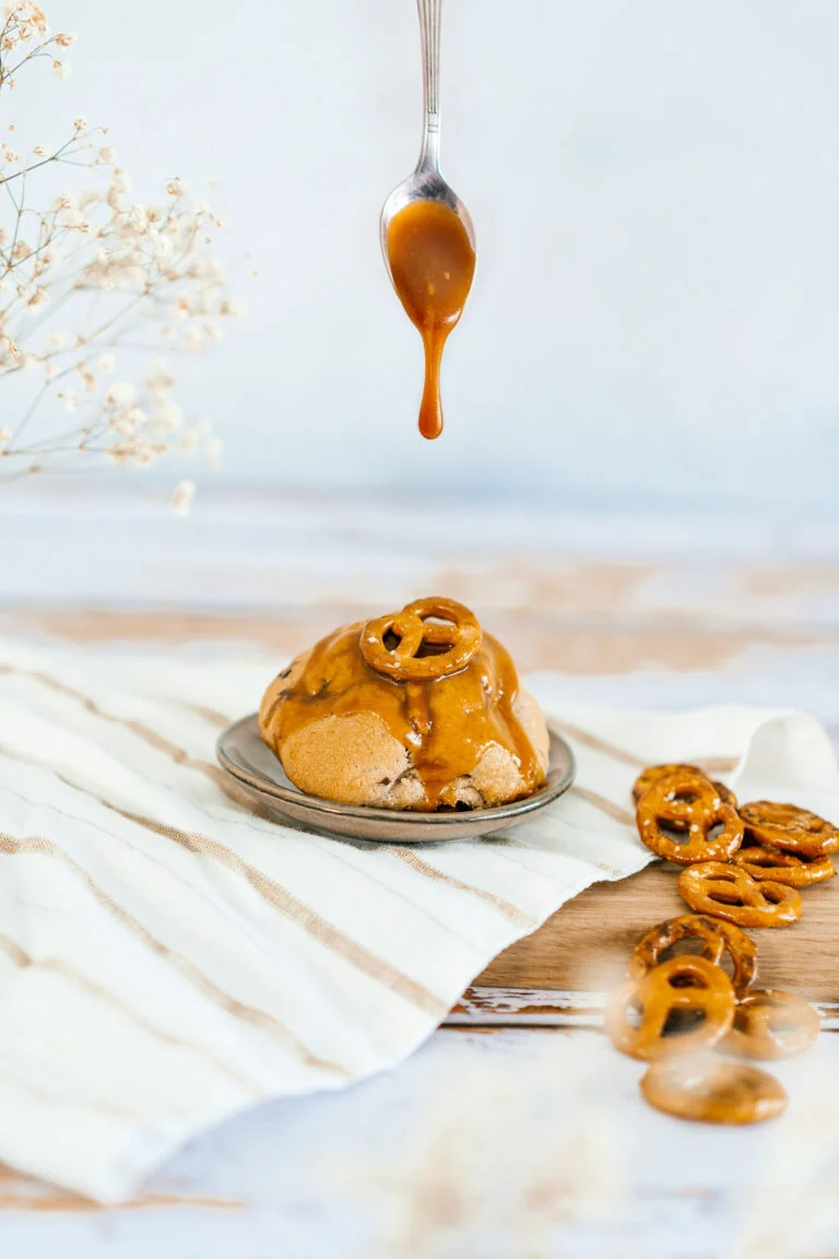 Photo publicitaire d'un cookie de Mathilde avec du caramel coulant dessus.
