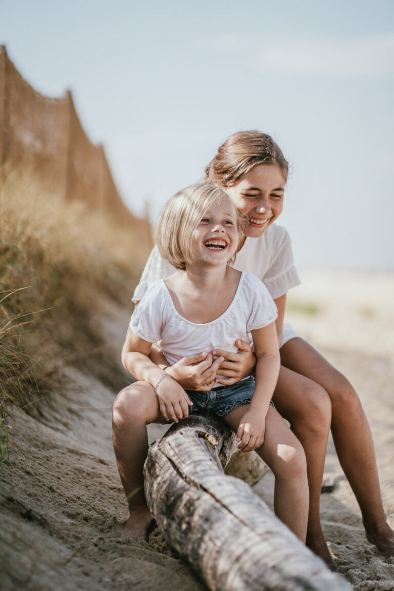 Deux petites filles qui rigolent et semblent heureuses, elles sont sur la plage de Capbreton.