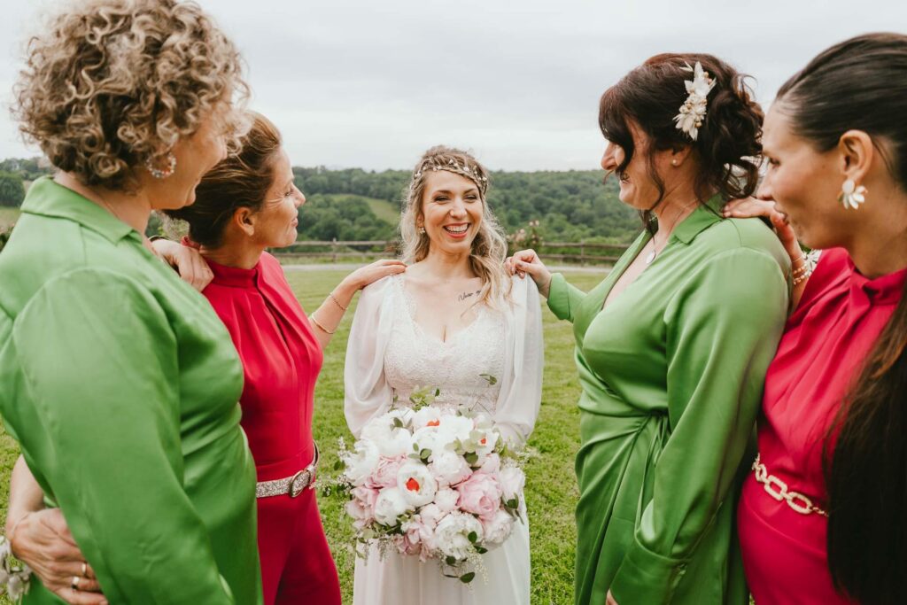 Une mariée hippie et ses demoiselles d’honneur en robes vertes.
