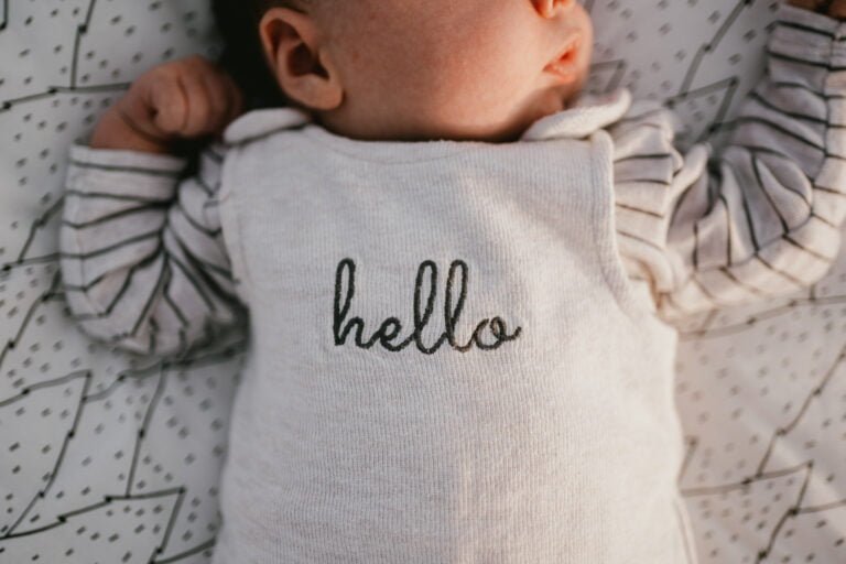 Pull pour nouveau né avec ecrit Hello dessus.