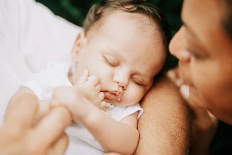Nouveau né qui dort pendant la séance photo lifestyle dans les Landes.