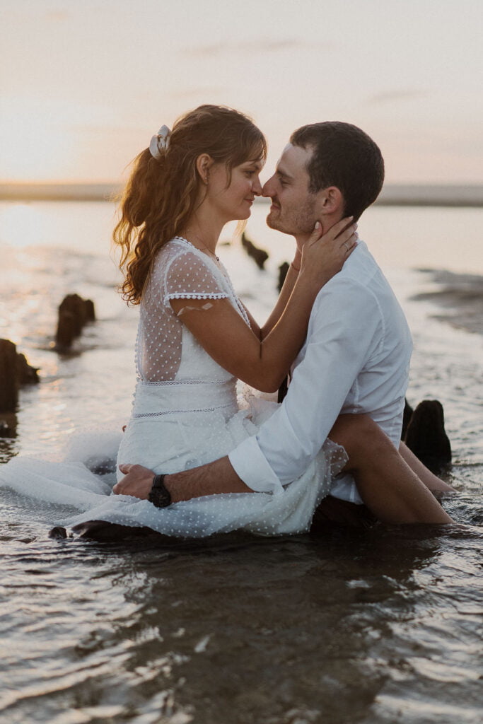 couple de mariés pour une séance after day sur la plage landaise