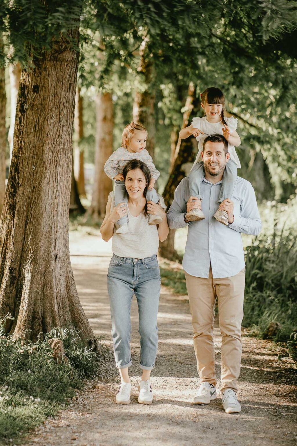 Parents se baladants a Dax pendant une séance famille.