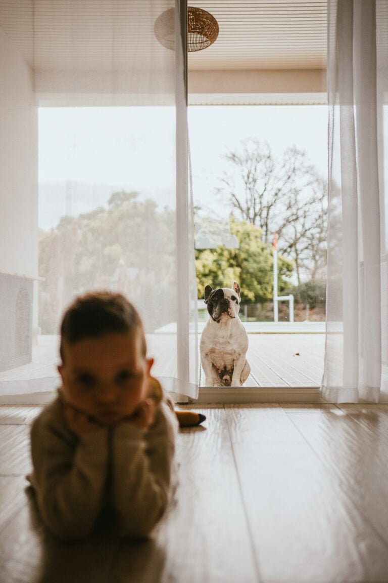 Bébé assis au sol dans un intérieur lumineux, photo marrante.
