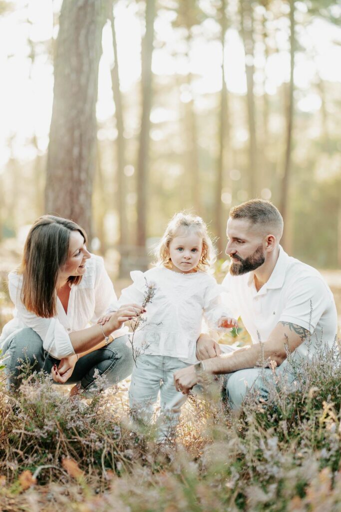 Une famille faisant une séance photo dans les Landes avec leur fille.