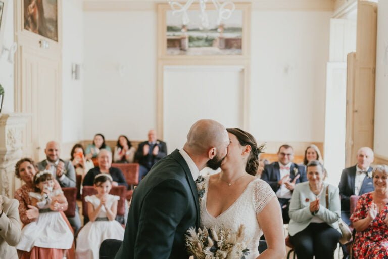 Un baiser des mariés lors de leur cérémonie de mariage.