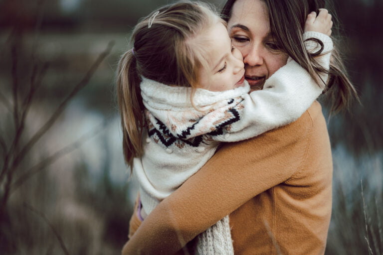 Portrait tendre de la photographe de famille et mariage Allison Micallef et sa fille un jour d'hiver