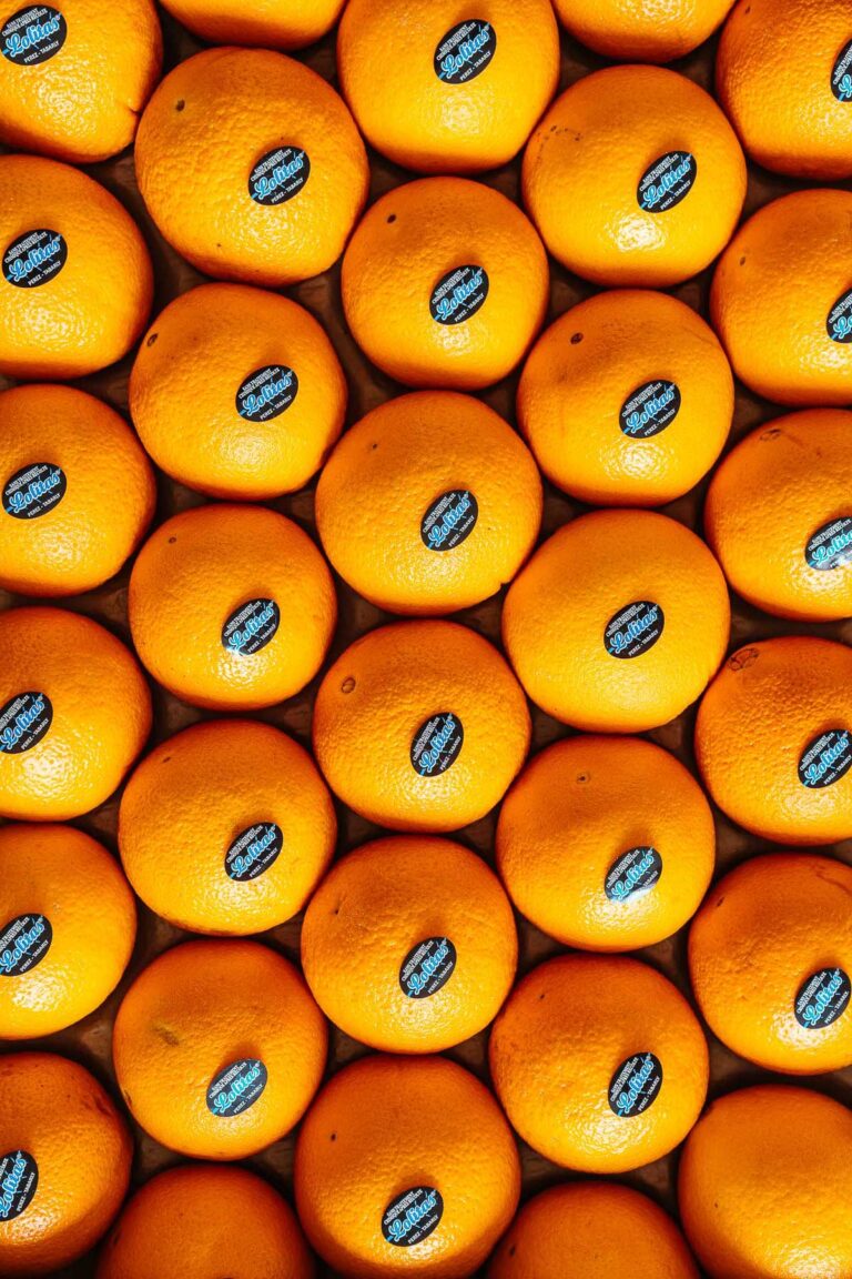 Un bouquet d'oranges est disposé en rangée.