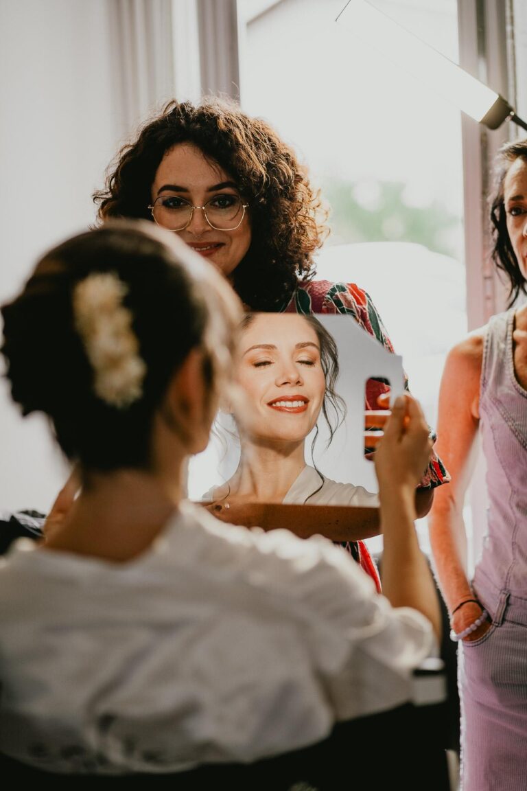 Une femme se prend en photo devant un miroir pour célébrer son mariage.