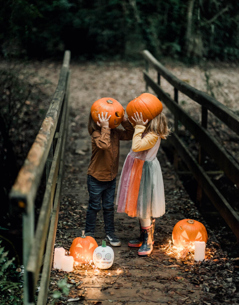 deux enfants avec des têtes de citrouilles pour un shooting d'Halloween dans la forêt landaise.