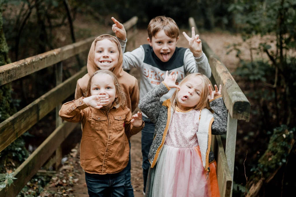 4 enfants font des grimaces.