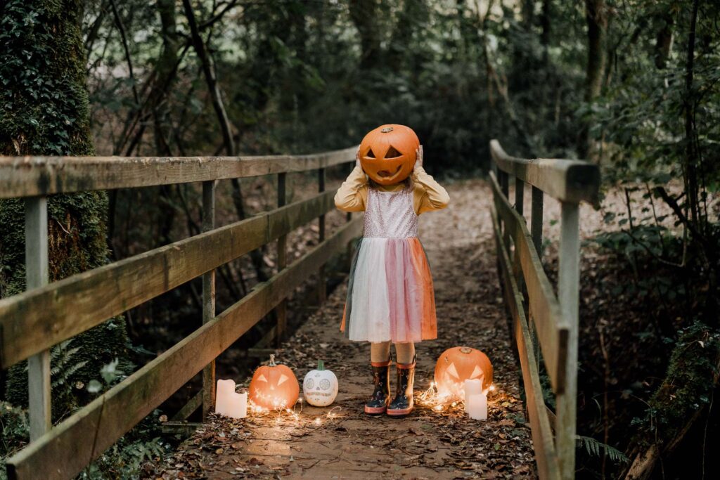 shooting halloween petite fille tete de citrouille foret