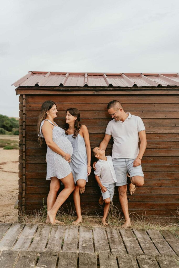 Une famille avec la maman enceinte qui font une séance photo grossesse à Soustons.