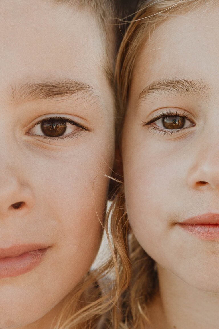 Portrait rapproché de soeurs, regard doux et intime.